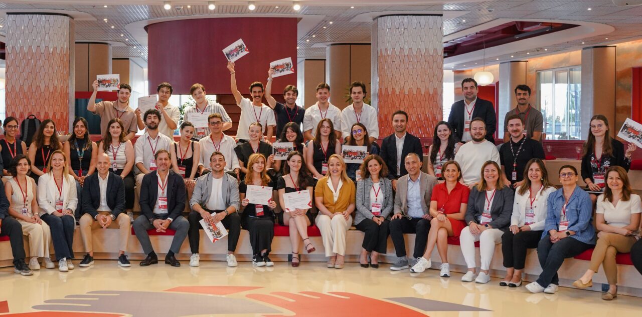 - Akbank İnsan ve Kültür Genel Müdür Yardımcısı Bülent Oğuz:
-