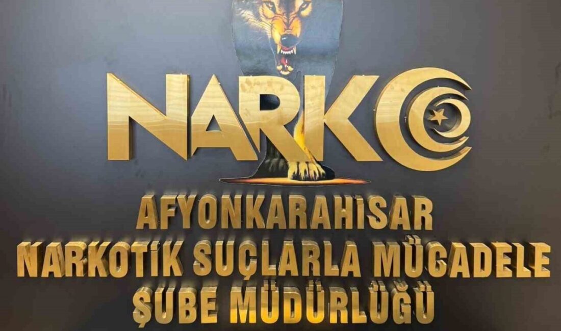 Afyonkarahisar’da polis tarafından gerçekleştirilen operasyonda zehir tacirinin kullandığı aracın kapı