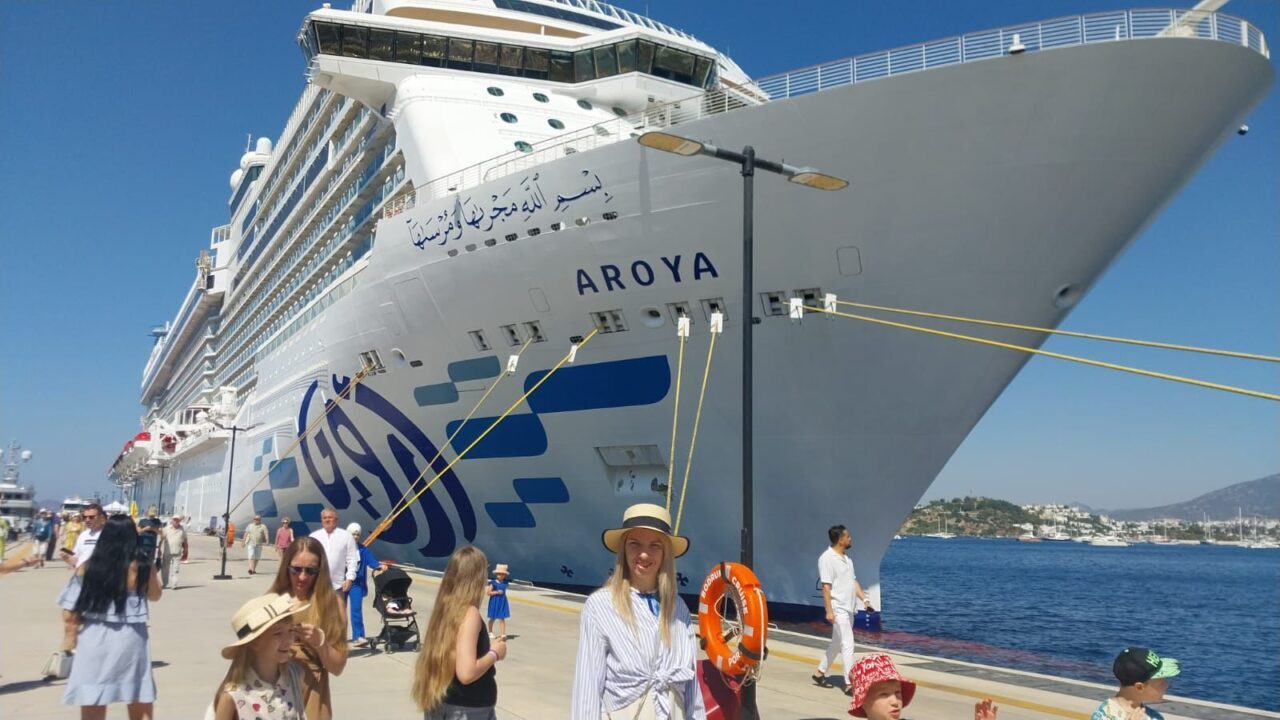 MUĞLA (AA) – Muğla'nın Bodrum ilçesine "Aroya" kruvaziyeri 1750 yolcu