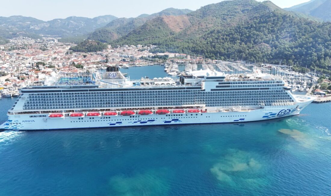 MUĞLA (AA) – Muğla'nın Marmaris ilçesine gelen "Aroya" isimli kruvaziyer