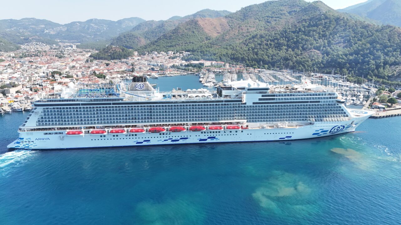 MUĞLA (AA) – Muğla'nın Marmaris ilçesine gelen "Aroya" isimli kruvaziyer