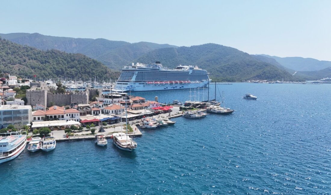 MUĞLA (AA) – Muğla'nın Marmaris ilçesine gelen "Aroya" isimli kruvaziyer