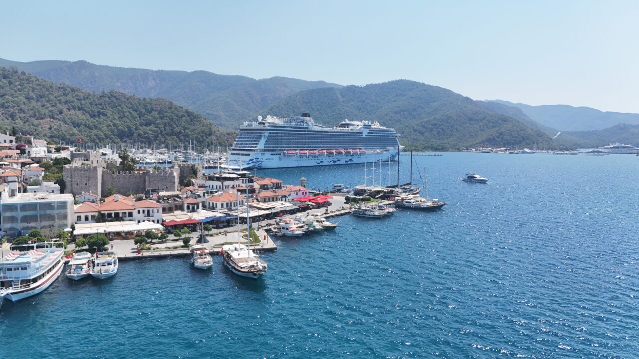 MUĞLA (AA) – Muğla'nın Marmaris ilçesine gelen "Aroya" isimli kruvaziyer