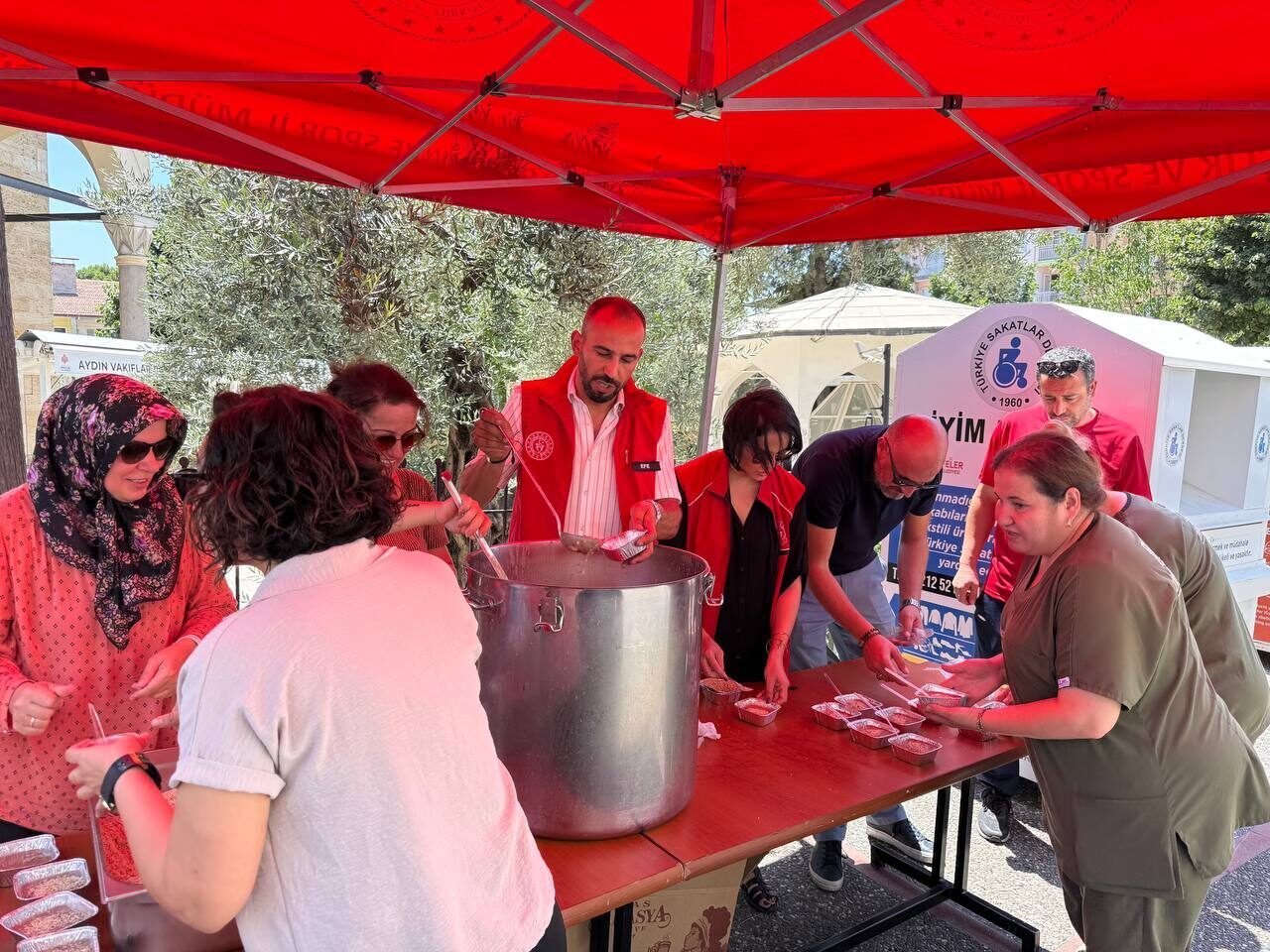 AYDIN (AA) – Aydın'da gönüllü gençler, muharrem ayı dolayısıyla vatandaş