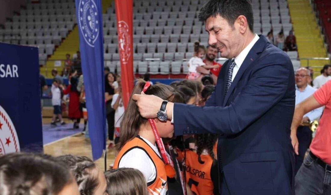 Afyonkarahisar’da gerçekleştirilen basketbol müsabakaları düzenlenen kupa töreni ile sona erdi.