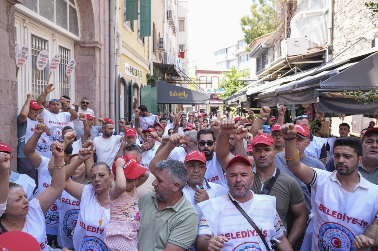 - "(İşçilerin İzmir Büyükşehir Belediyesi meclis toplantısına alınmaması) Cemil Bey