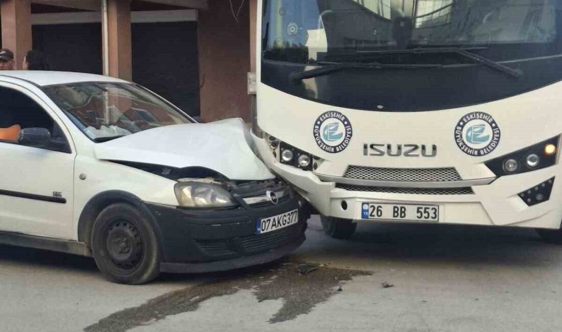 Eskişehir’de belediye otobüsü ve hafif ticari aracın çarpışması sonucu meydana