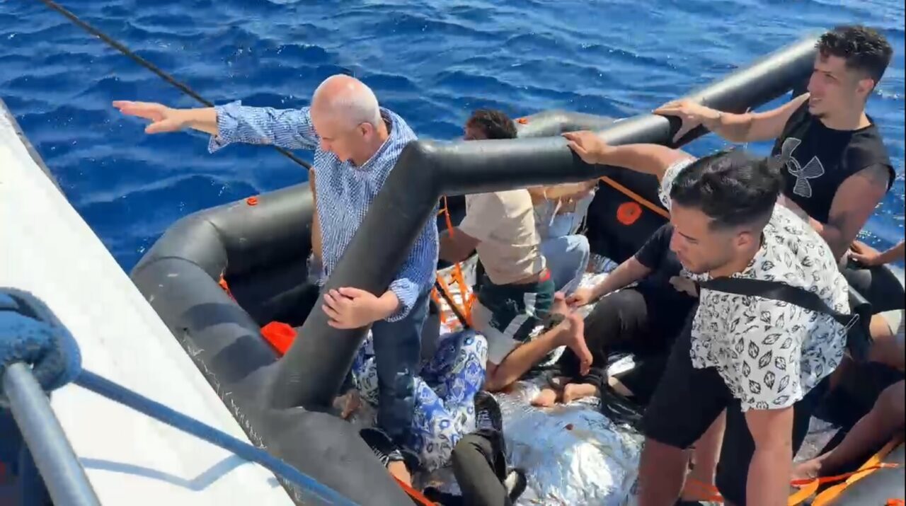 MUĞLA (AA) – Muğla'nın Bodrum ilçesi açıklarında 13 düzensiz göçmen