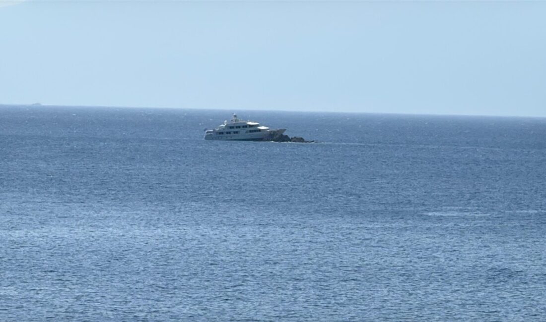 MUĞLA (AA) – Muğla'nın Bodrum ilçesi açıklarında kayalıklara çarpan motoryat