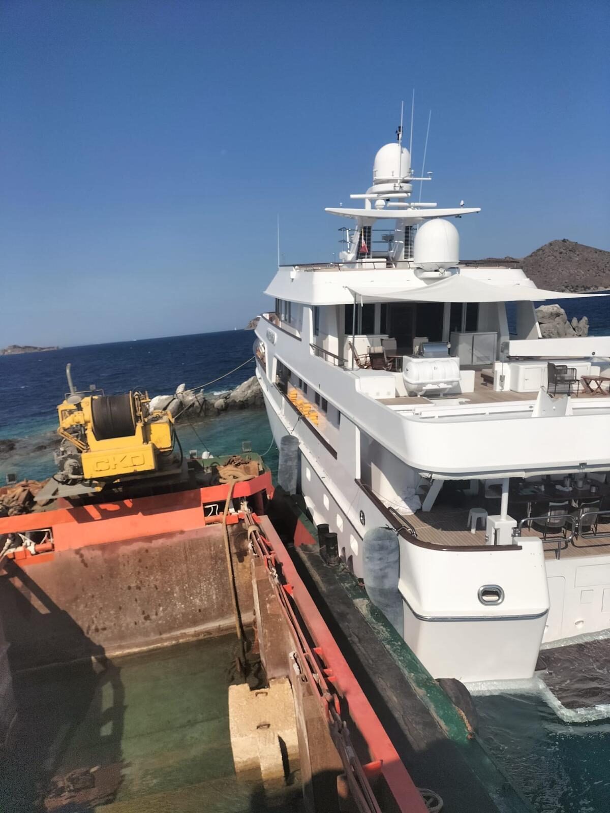MUĞLA (AA) – Muğla'nın Bodrum ilçesi açıklarında kayalıklara çarpan motoryatın