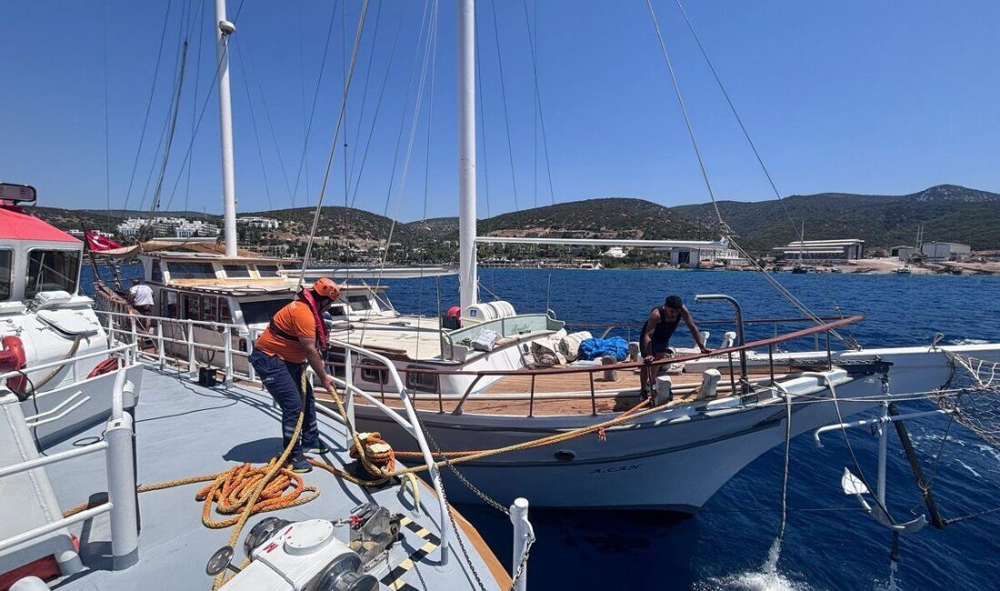 MUĞLA (AA) – Muğla'nın Bodrum ilçesi açıklarında su alan teknedeki