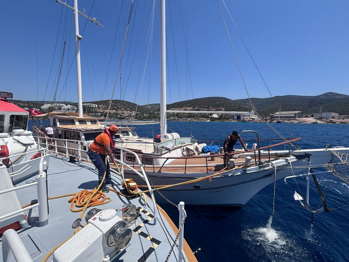 MUĞLA (AA) – Muğla'nın Bodrum ilçesi açıklarında su alan teknedeki