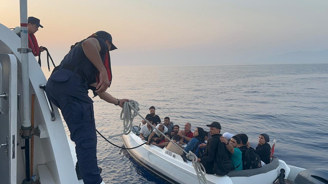 MUĞLA (AA) – Muğla'nın Bodrum ilçesi açıklarında sürüklenen lastik bottaki