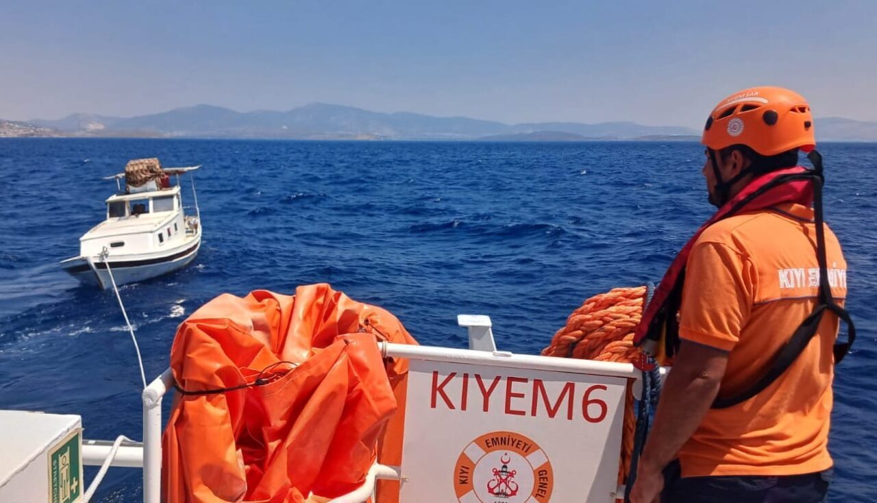 MUĞLA (AA) – Muğla'nın Bodrum ilçesi açıklarında sürüklenen teknedeki 2