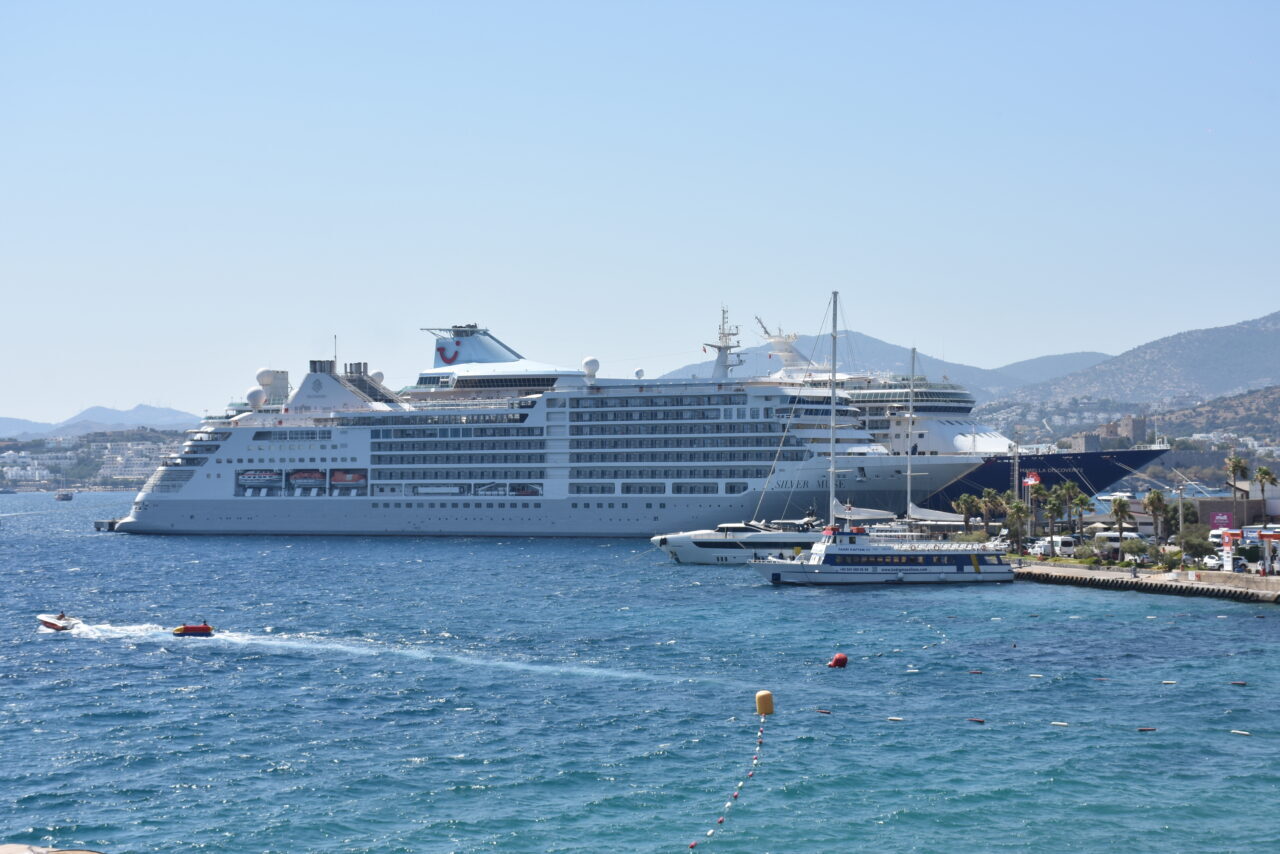MUĞLA (AA) – Muğla'nın Bodrum ilçesine "Marella Discovery 2" ve