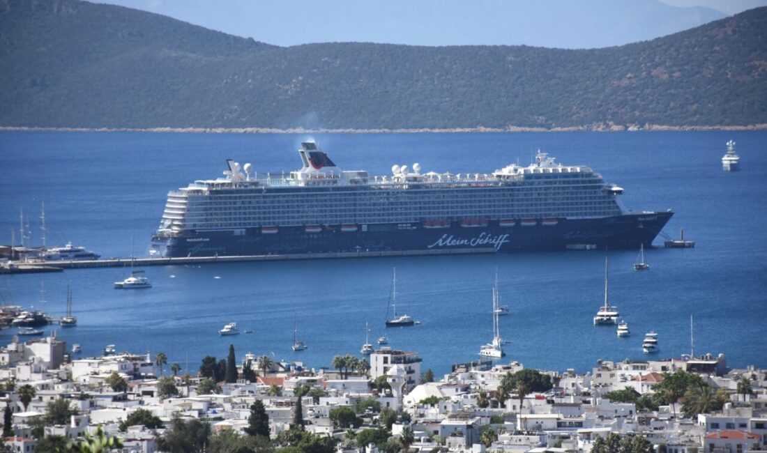 MUĞLA (AA) – Muğla'nın Bodrum ilçesine "Mein Schiff 5" ve
