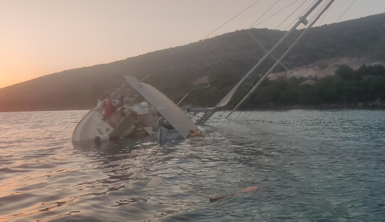 MUĞLA (AA) – Muğla'nın Bodrum ilçesinde kayalıklara çarptıktan sonra su