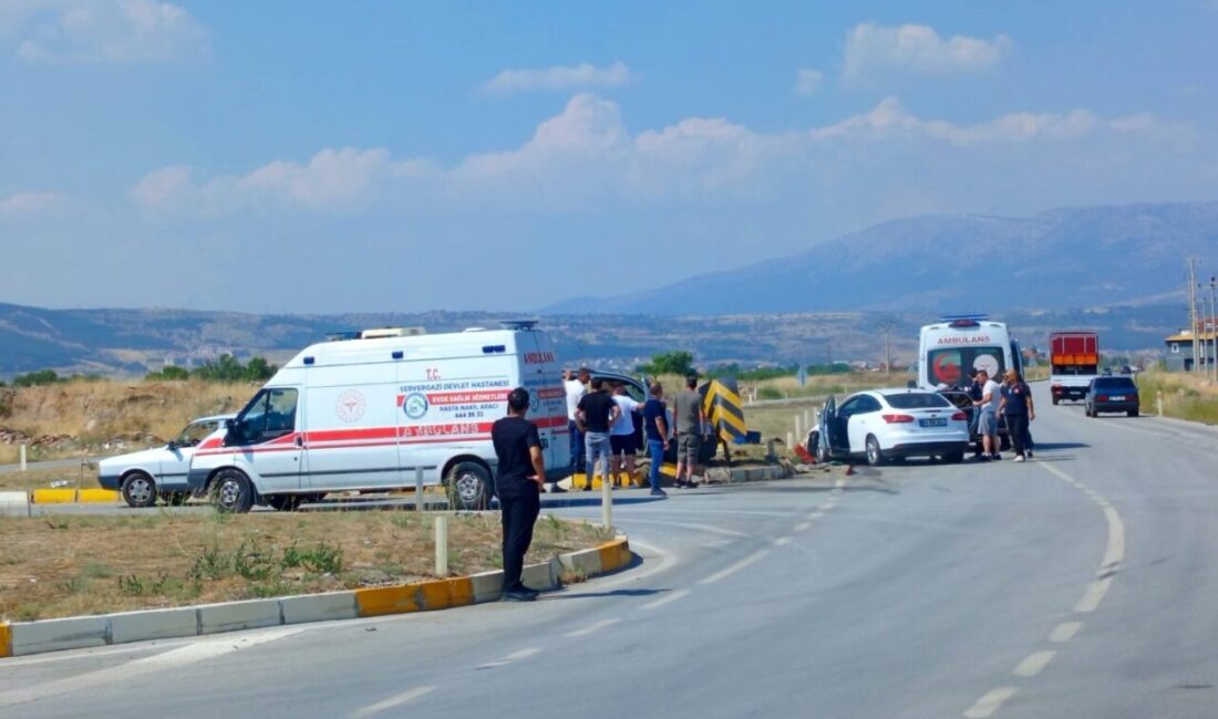 DENİZLİ (AA) – Denizli'nin Çivril ilçesinde otomobille hafif ticari aracın