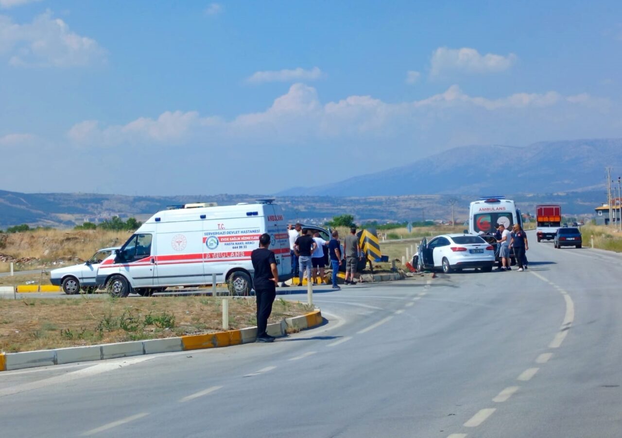 DENİZLİ (AA) – Denizli'nin Çivril ilçesinde otomobille hafif ticari aracın