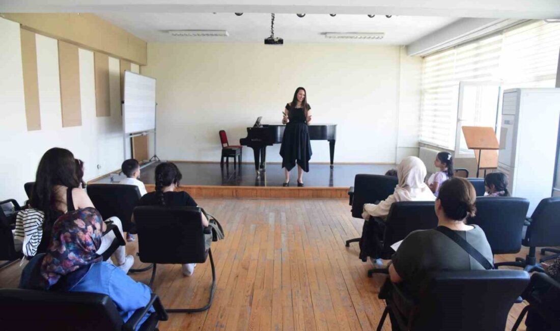 Anadolu Üniversitesi Çocuk Üniversitesi tarafından düzenlenen ’Piyano ve Klasik Batı