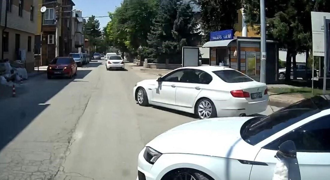 Eskişehir’de iki sokak kesişimindeki kavşakta düğün konvoyunun rahat geçişi için