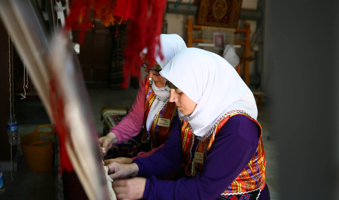 - Metrekaresinde 90 bin ilmek bulunan Uşak halısı, üzerindeki desen