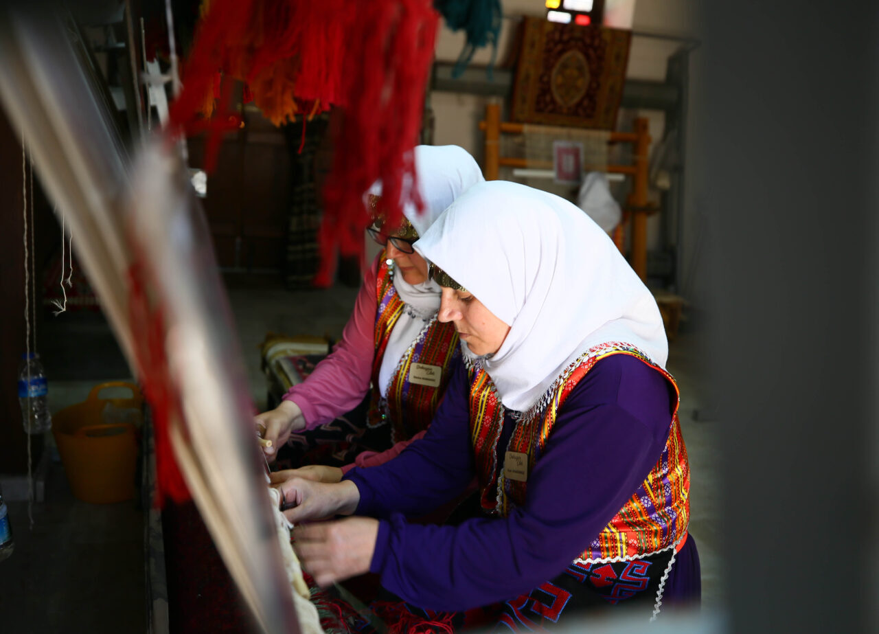 - Metrekaresinde 90 bin ilmek bulunan Uşak halısı, üzerindeki desen
