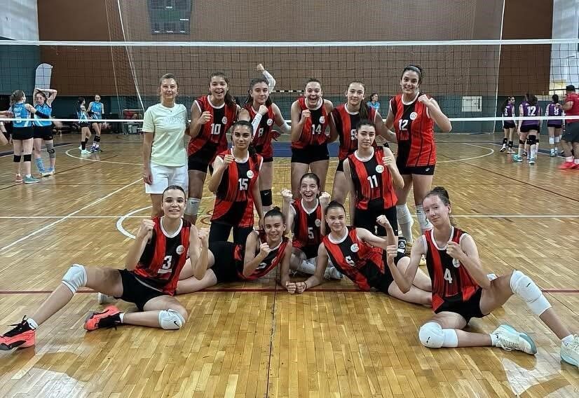 Eskişehir Kız Voleybol Takımı, sergiledikleri üstün başarılarıyla yarı finallere katılıyorlar.