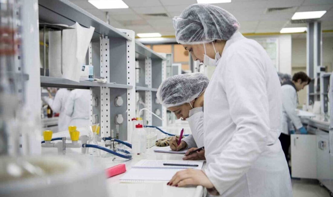 Eskişehir’de yaklaşık 4 bin 500 eczacı mezun veren Anadolu Üniversitesi