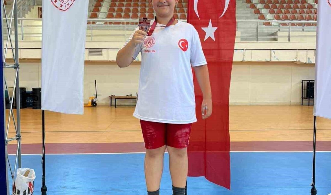 Eskişehir’den Minikler Türkiye Halter Şampiyonası’na katılan Berat Ayberk Göçmen, Türkiye