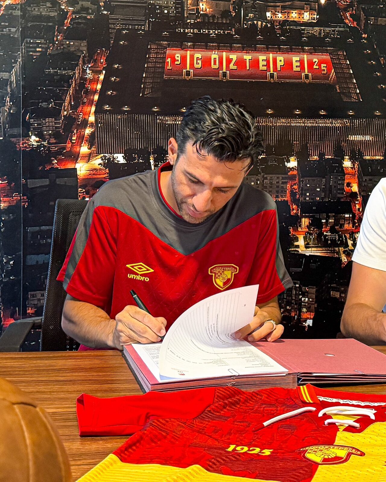İZMİR (AA) – Trendyol Süper Lig ekiplerinden Göztepe, savunma oyuncusu
