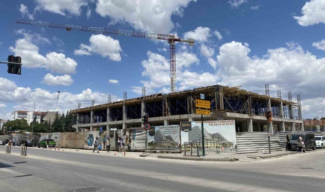 Eskişehir’de eski otogar olarak bilinen alanda yapılan inşaatta iskeleden düşerek