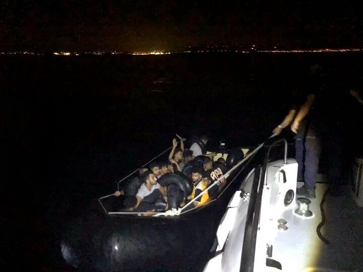İZMİR (AA) – İzmir'in Çeşme ilçesi açıklarında 17 düzensiz göçmen