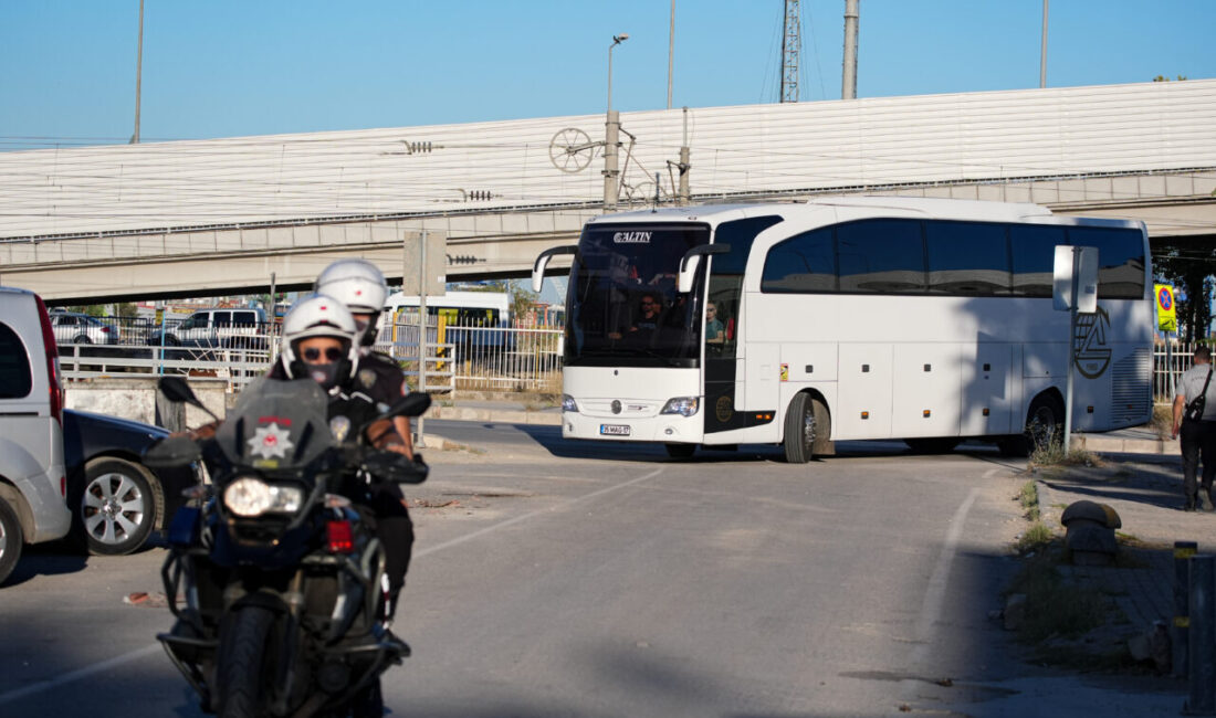 İZMİR (AA) – İzmir Büyükşehir Belediyesine yönelik yolsuzluk soruşturması kapsamında