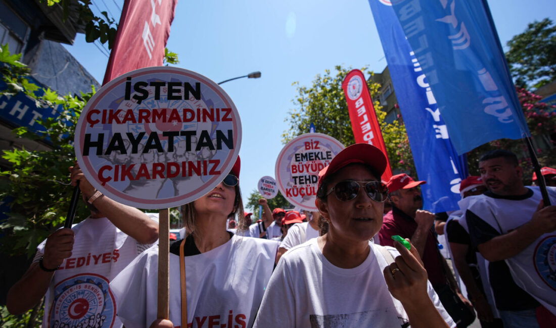 İZMİR (AA) – İzmir Büyükşehir Belediyesinde işten çıkarılan işçiler, Türkiye