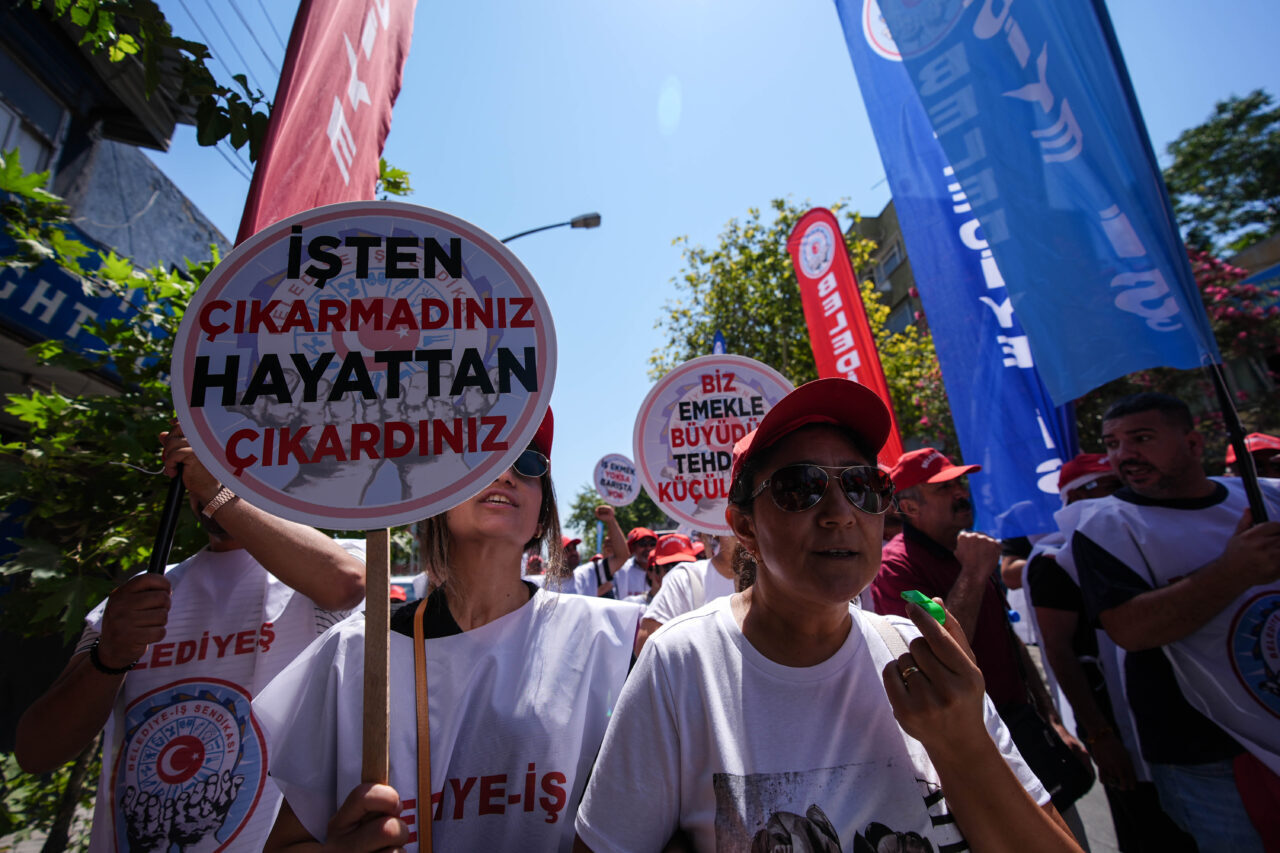 İZMİR (AA) – İzmir Büyükşehir Belediyesinde işten çıkarılan işçiler, Türkiye