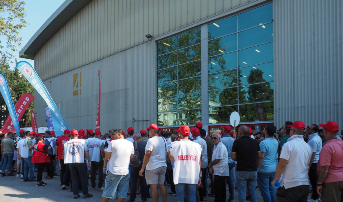 İZMİR (AA) – İzmir Büyükşehir Belediyesinden çıkarılan işçiler, Türkiye Belediyeler