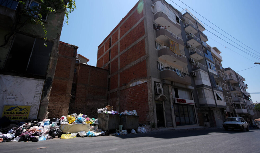 İZMİR (AA) – İzmir'in Konak ilçesinde biriken çöp yığınları ve