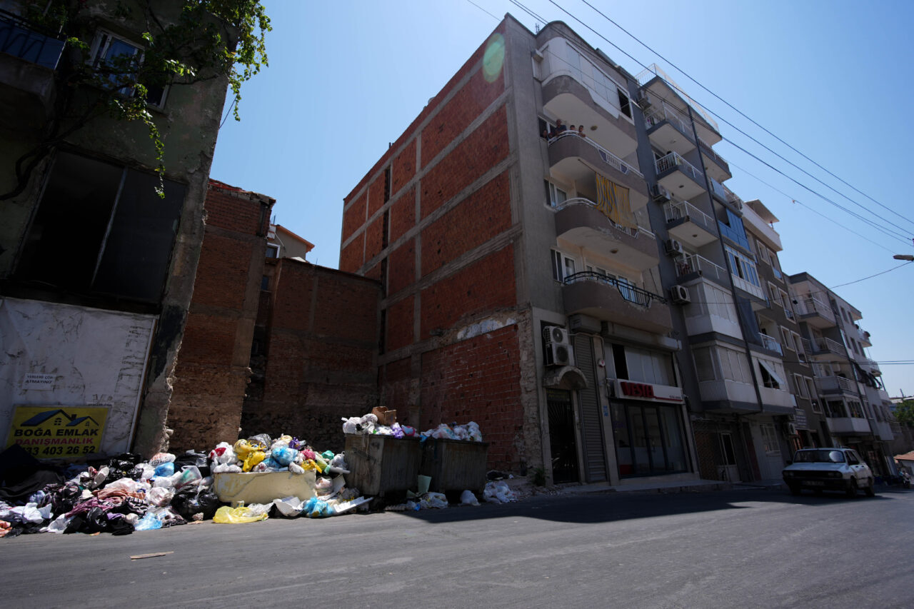 İZMİR (AA) – İzmir'in Konak ilçesinde biriken çöp yığınları ve