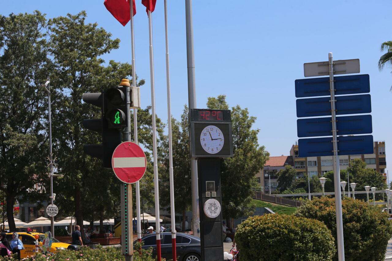 İZMİR (AA) – İzmir ve Aydın'da mevsim normallerinin üzerinde seyreden
