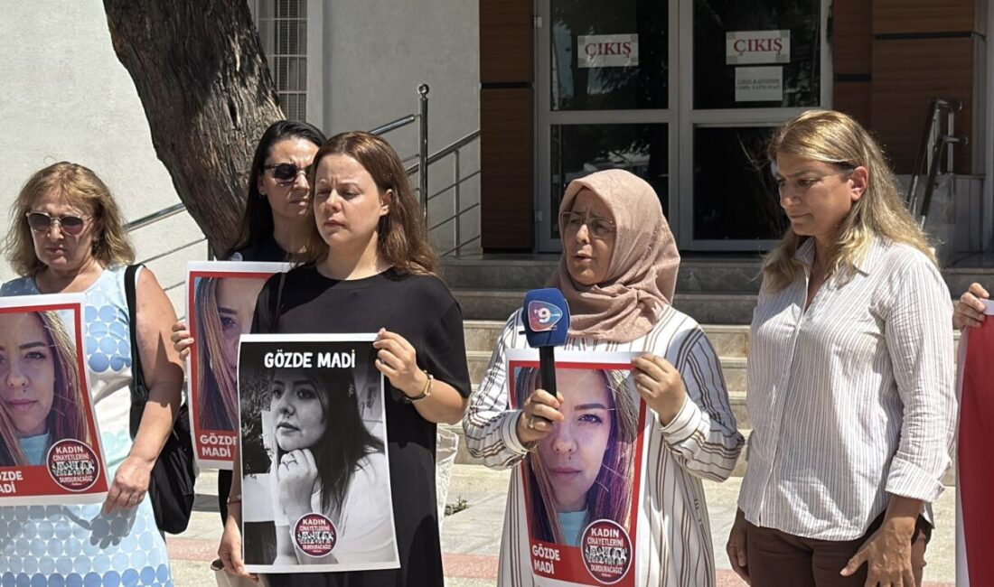 İZMİR (AA) – İzmir'in Karşıyaka ilçesinde boşanma aşamasındaki karısını silahla
