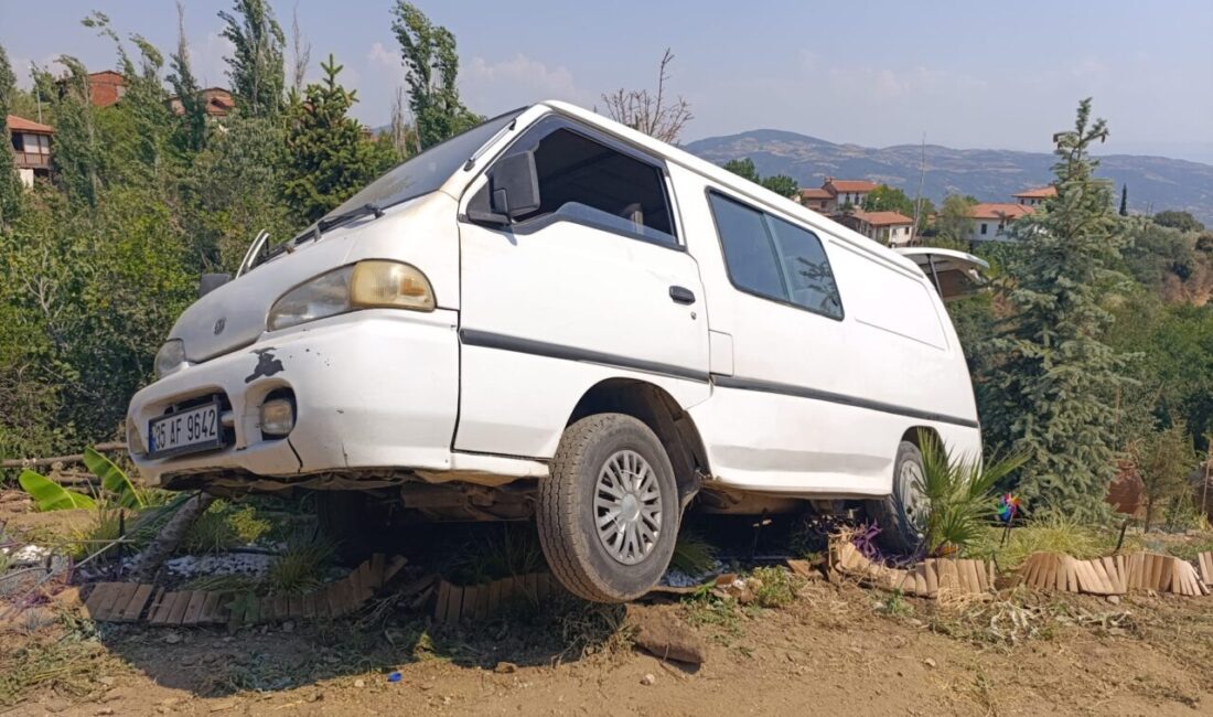 İZMİR (AA) – İzmir'in Ödemiş ilçesinde, peyzaj çalışması sırasında panelvanın