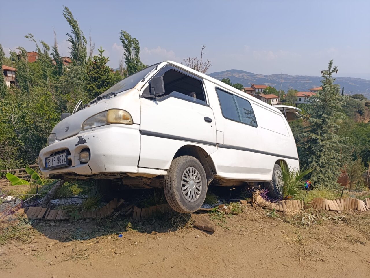 İZMİR (AA) – İzmir'in Ödemiş ilçesinde, peyzaj çalışması sırasında panelvanın