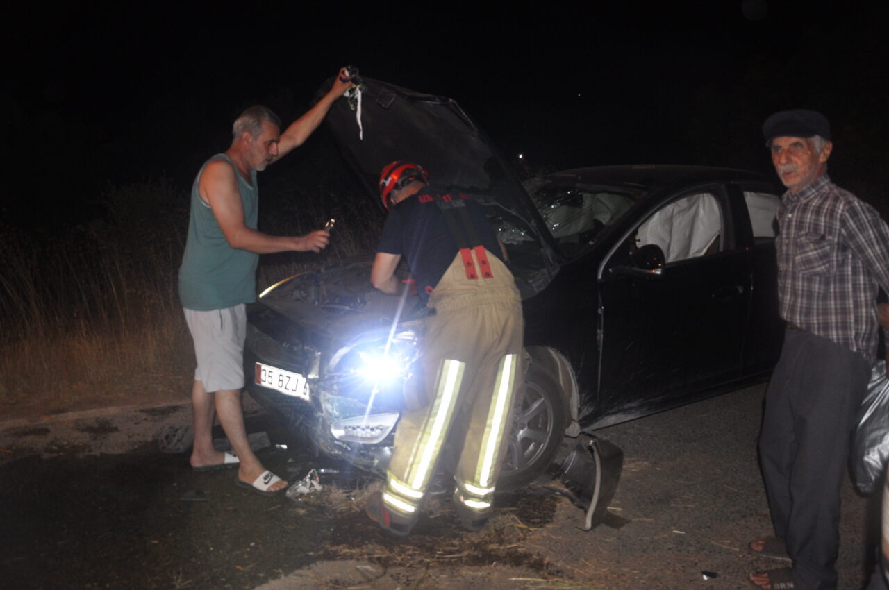 İZMİR (AA) – İzmir'in Ödemiş ilçesinde iki otomobilin çarpışması sonucu