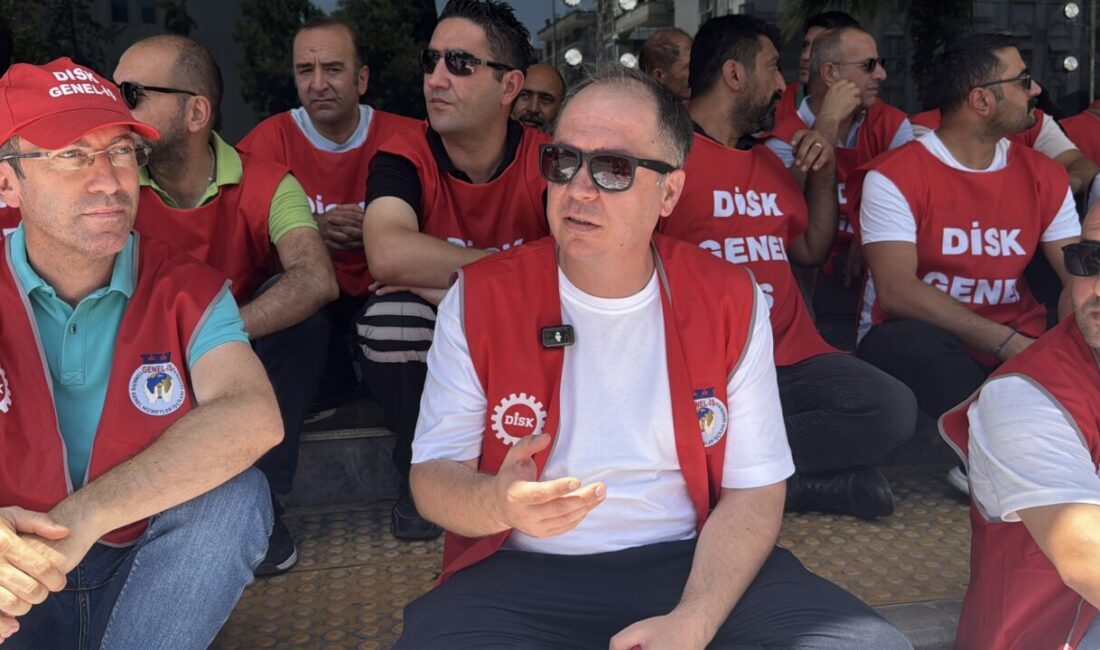 İZMİR (AA) – İzmir'de maaşlarını alamadıklarını belirten Karşıyaka Belediyesi işçileri,