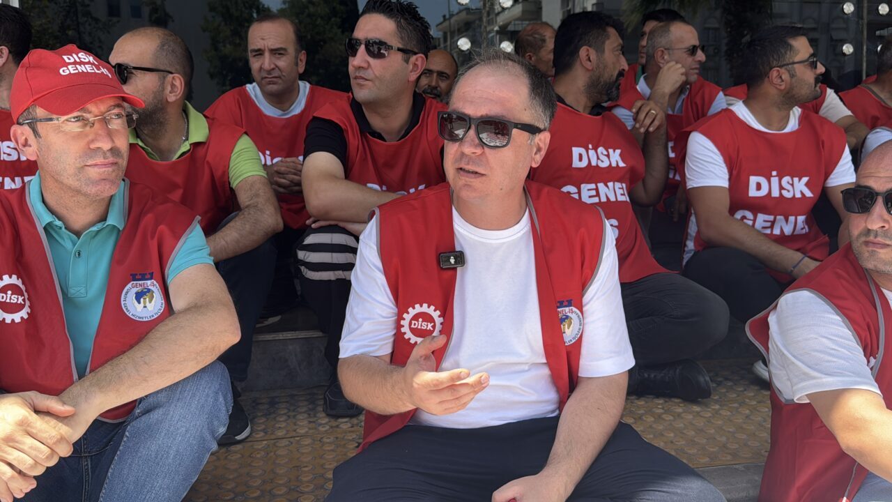 İZMİR (AA) – İzmir'de maaşlarını alamadıklarını belirten Karşıyaka Belediyesi işçileri,