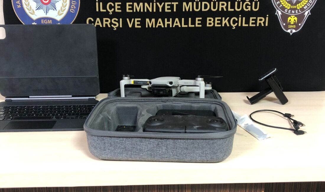İZMİR (AA) – İzmir'in Karabağlar ilçesinde otomobilden hırsızlık yaptığı iddia