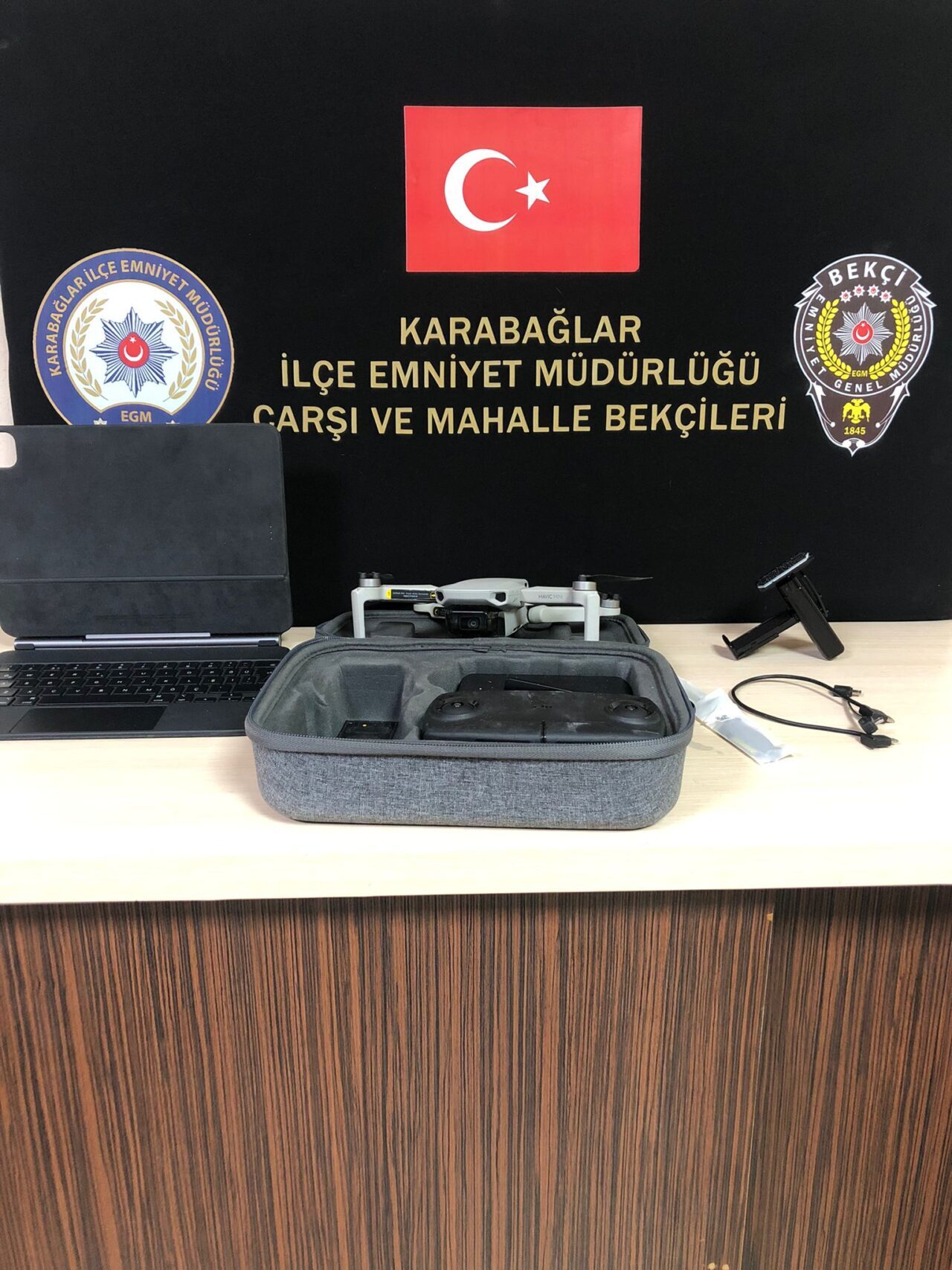 İZMİR (AA) – İzmir'in Karabağlar ilçesinde otomobilden hırsızlık yaptığı iddia