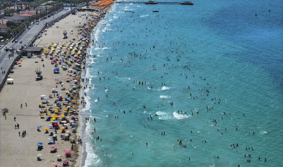 İZMİR (AA) – Hava sıcaklığının mevsim normallerinin üzerinde seyrettiği İzmir'de,