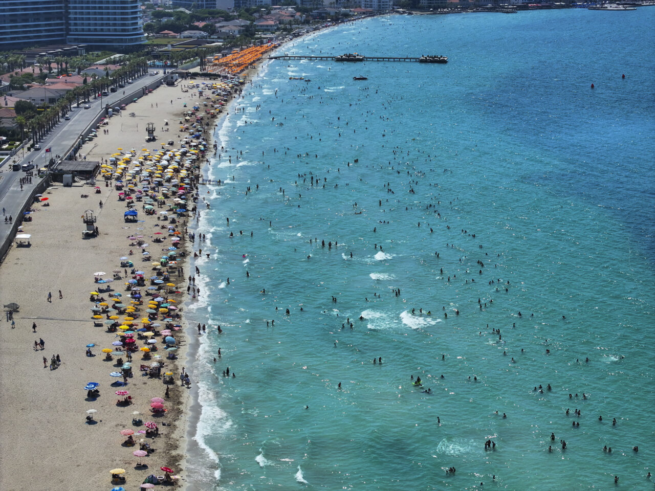 İZMİR (AA) – Hava sıcaklığının mevsim normallerinin üzerinde seyrettiği İzmir'de,
